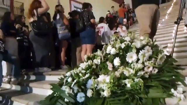 Luto en Universidad de Guanajuato cientos de veladoras por muerte de companeros en accidente