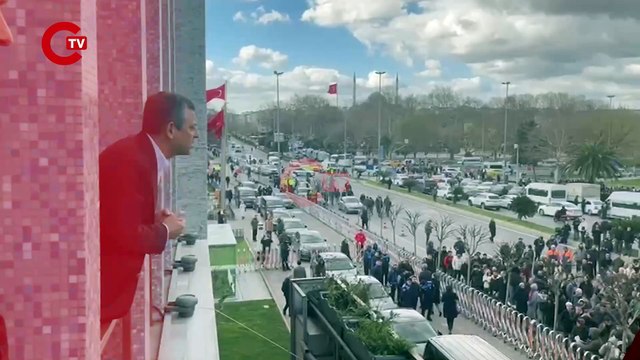 CHP Genel Başkanı Özgür Özel, İBB Saraçhane Binası Başkanlık Makamının Balkonuna çıkarak ilk toplanan kalabalığa kısa bir konuşma yaptı. Saat 20.30 için Saraçhane önüne çağrı yaptı.