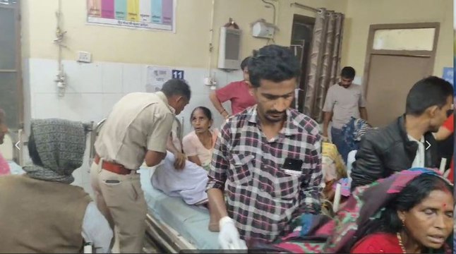 हाईवे पर बस पलटी, दो दर्जन से अधिक यात्री घायल