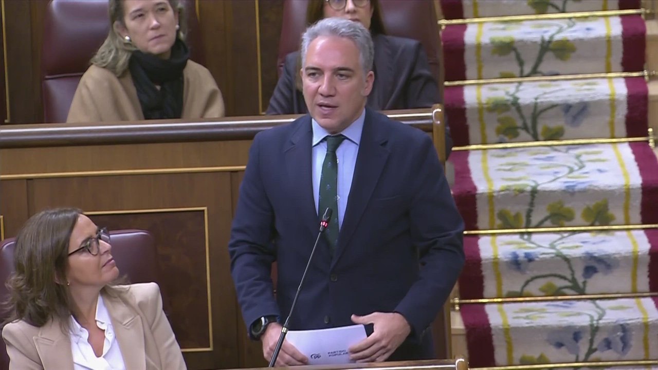 María Jesús Montero se queda sin voz en mitad de su intervención y no puede seguir