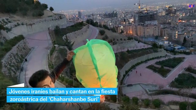 Jóvenes iraníes bailan y cantan en la fiesta zoroástrica del 'Chaharshanbe Suri'