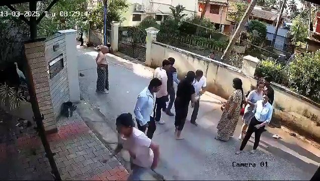 Imágenes fuertes: Una mujer resultó herida en un accidente, quedó colgada de una reja