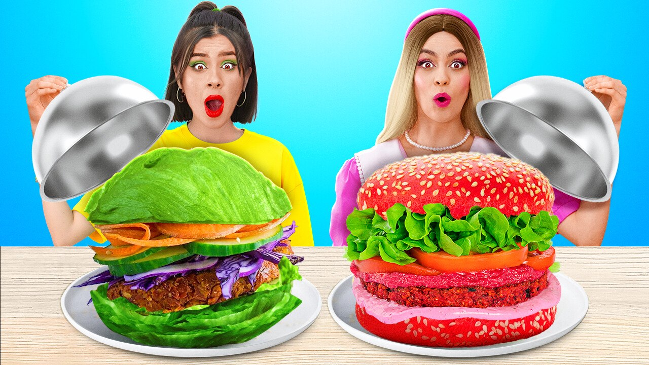 MANGER DES ALIMENTS D'UNE COULEUR PENDANT 24 HEURES ! Situations culinaires drôles par 123 GO! FOOD