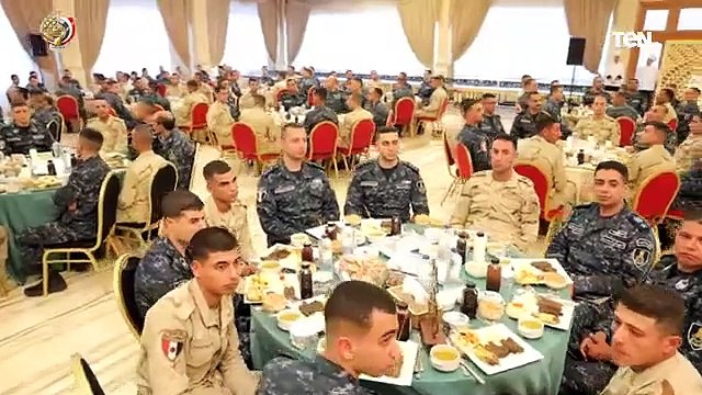 الفريق أول عبد المجيد صقر يتناول وجبة الإفطار مع مقاتلى القوات البحرية والمنطقة الشمالية العسكرية