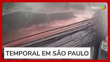 Muro desaba e quase acerta carro em movimento em São Paulo