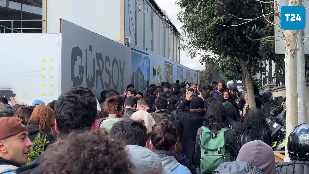 İstanbul Üniversitesi öğrencileri, polis barikatını aşarak Beyazıt Meydanı'na ulaştı: "Kurtuluş sokakta, sandıkta değil!"