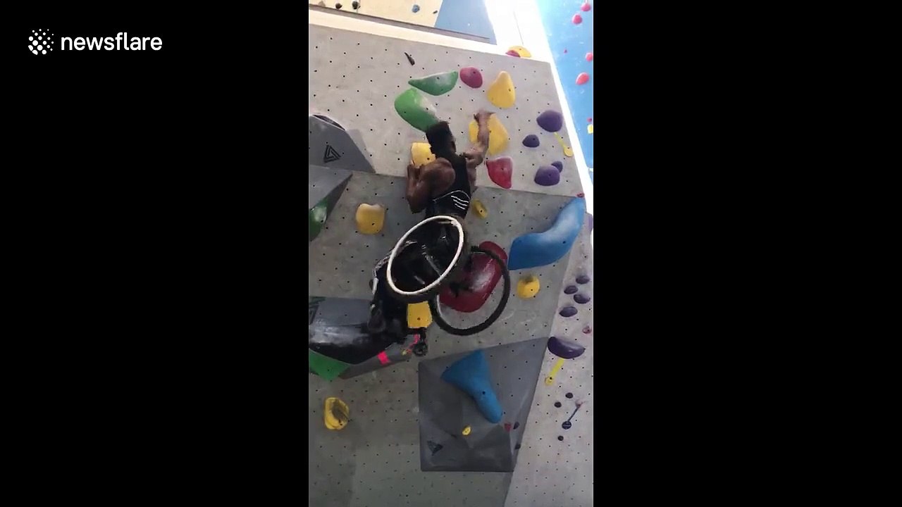Cet handicapé grimpe un mur d'escalade en fauteuil roulant !