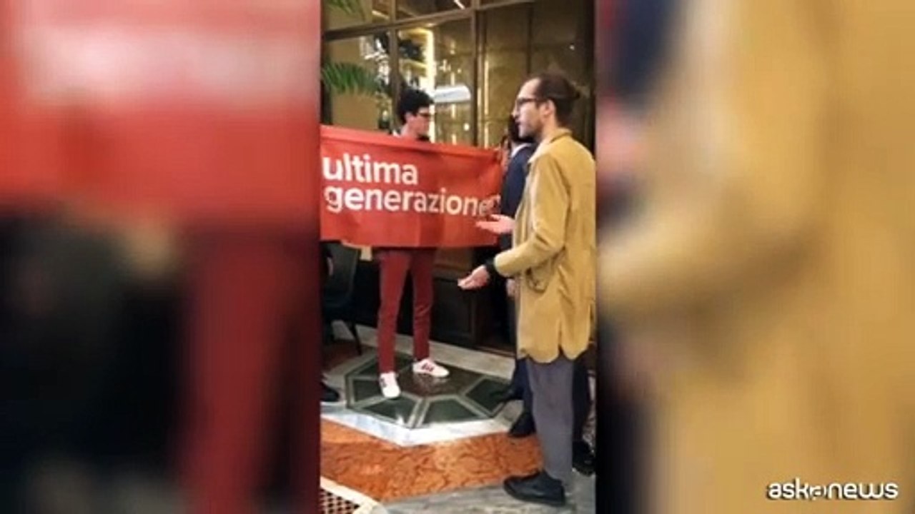 Blitz Ultima Generazione contro Cracco a Milano: "Il lusso di pochi"