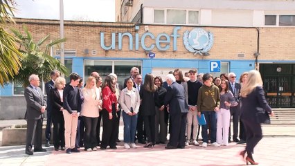 La reina Letizia, en clave 'work', se supera a sí misma con traje de raya diplomática