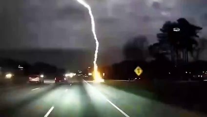 Un automobilista di Douglasville, in Georgia, sfugge per un pelo a un fulmine