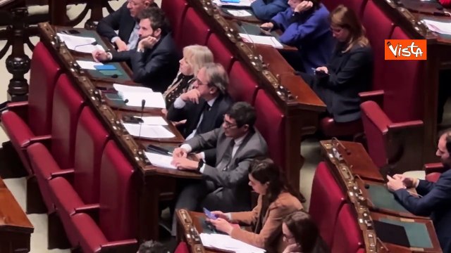 Fratoianni disegna sul suo taccuino (forse un ritratto) durante intervento Meloni alla Camera