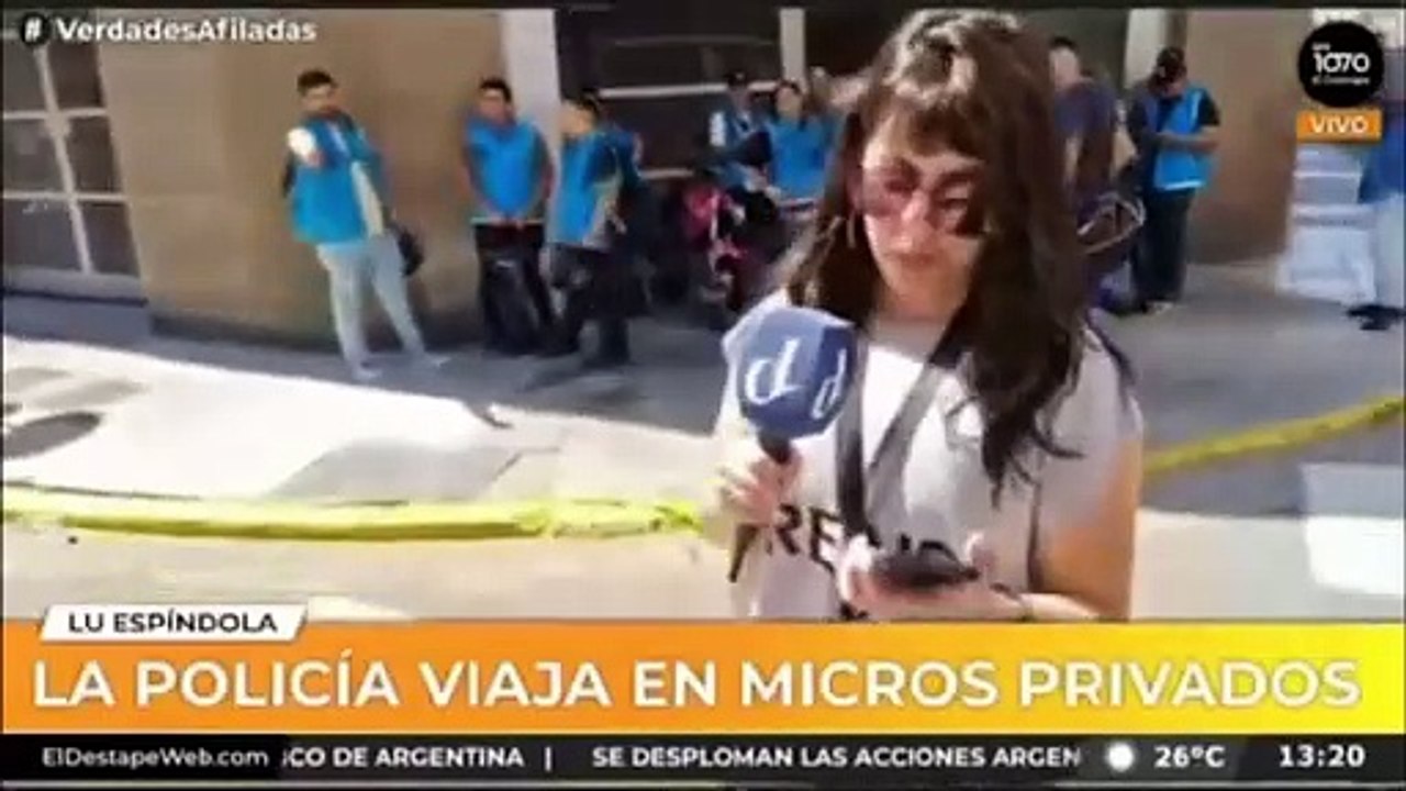 Policía le apunta a periodista de El Destape