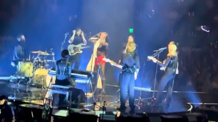 La insólita versión de 'Highway to Hell' de AC/DC: Dua Lipa sorprende a todo el público