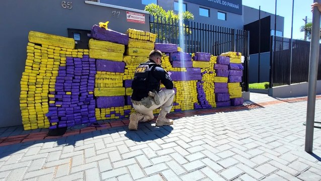 PRF apreende 1,2 tonelada de maconha em Cambé; veja vídeo
