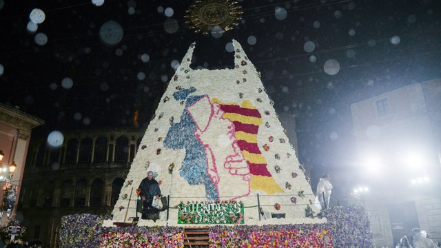Así ha homenajeado la Virgen de los Desamparados de Valencia a los voluntarios de la dana