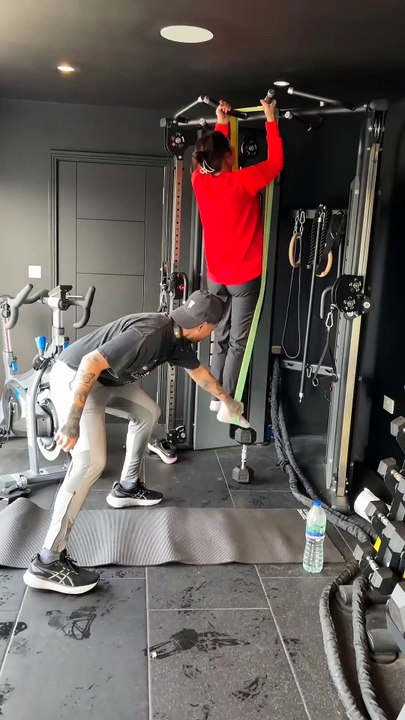 She needs a new gym buddy!! 😂