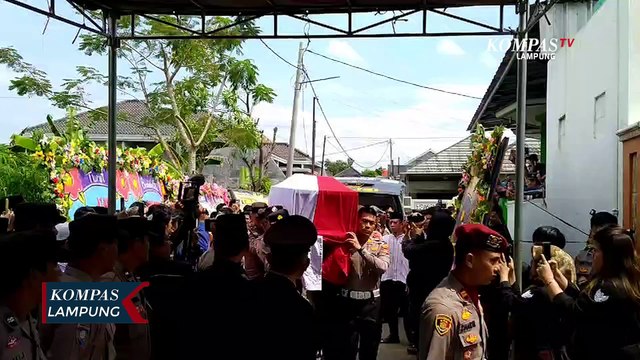 Detik-detik Jenazah Briptu Ghalib Surya Tiba di Rumah Duka