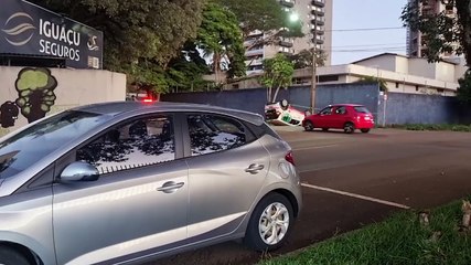 Fiat Mobi capota após colisão de trânsito no Centro