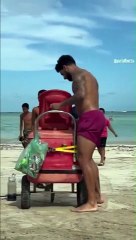 Yuri Alberto 'vende' picolé na praia de Alagoas