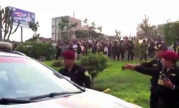 Abuchean y lanzan piedras a Juan José Santiváñez.