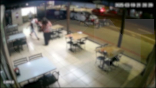 Câmera mostra mulher sendo esfaqueada em estabelecimento na Avenida Carlos Gomes