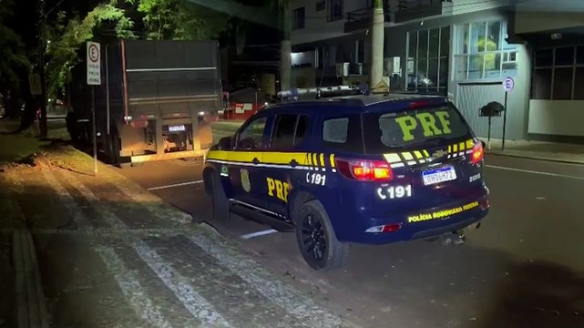 Em fuga da PRF, motorista abandona carreta carregada com 1,6 tonelada de maconha