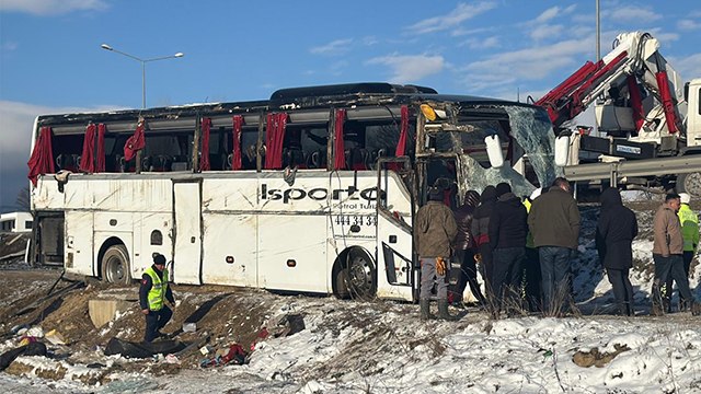 Afyonkarahisar'da yolcu otobüsü şarampole devrildi: 1 ölü, 25 yaralı