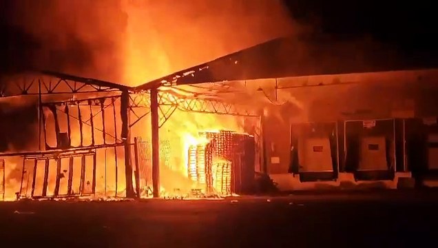 Fiamme nella notte al mercato ortofrutticolo di Milano