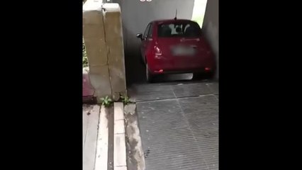 Roma: auto Enjoy sulle scale di un palazzo al Laurentino 38. Mistero su come ci è finita