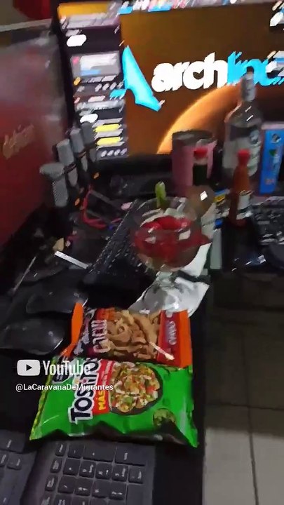 fresas congeladas y especias en una copa entre botanas y bebidas en la oficina #shorts Fiesta epica