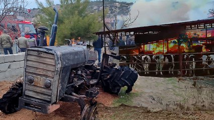 Odunluk yangını büyüdü, traktör ve samanlar kül oldu