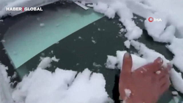 Kars-Ardahan karayolunda yoğun kar yağışı etkili oldu; Tırlar yolda kaldı