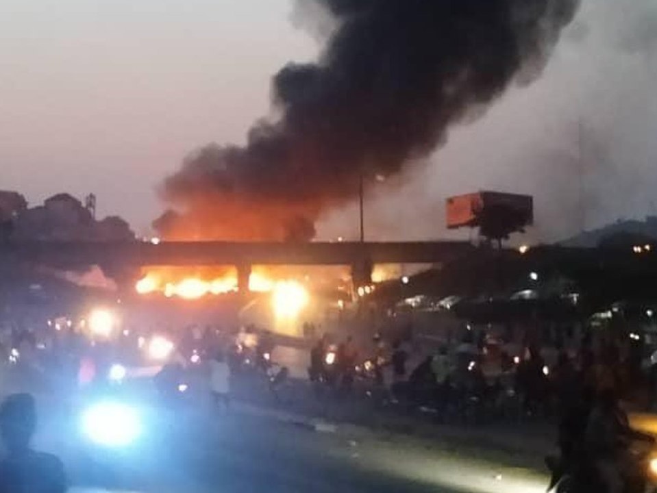 Tanklaster explodiert - Feuer zerstört 30 Autos