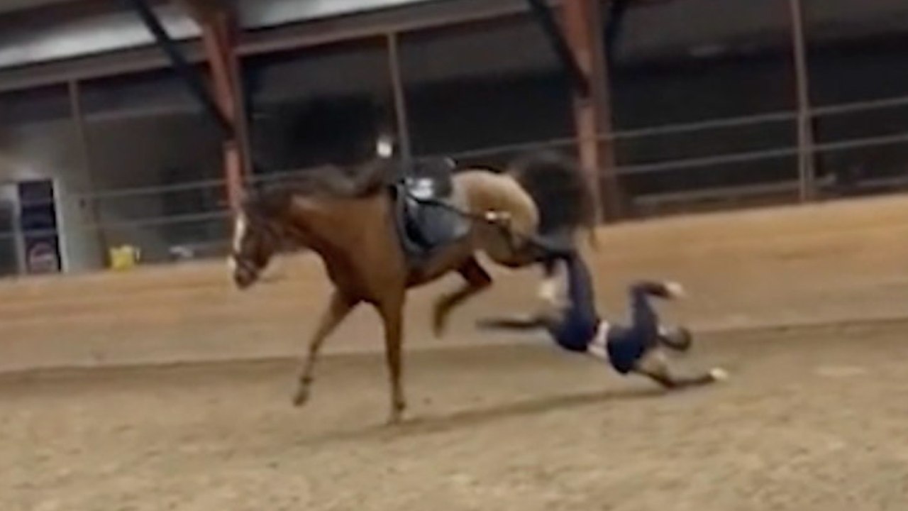 Frau wurde vom Pferd geworfen und über den Boden geschleift und musste ins Krankenhaus