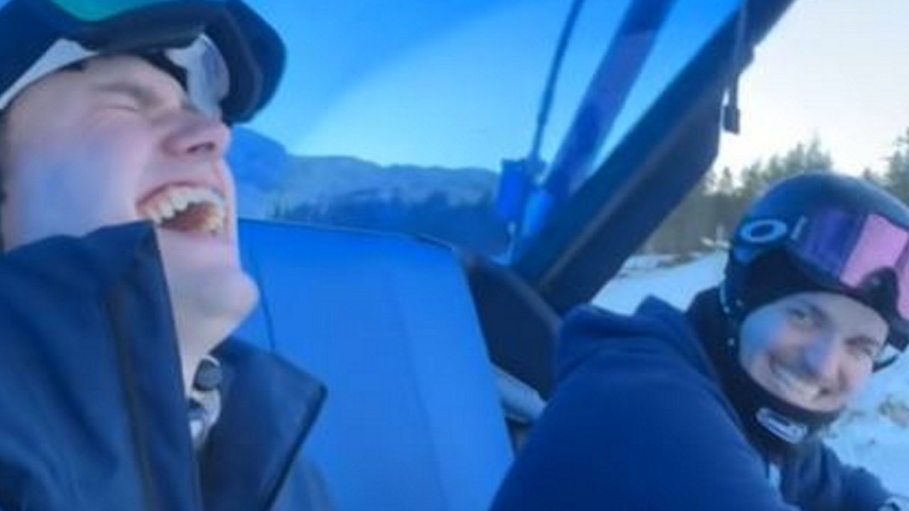 Zwei Freunde haben einen urkomischen Furz, während sie in 3.000 Metern Höhe im Skilift festsitzen