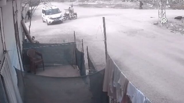 Hatay'da motosikletin hafif ticari araca çarptığı kaza güvenlik kamerasında