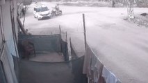 Hatay'da motosikletin hafif ticari araca çarptığı kaza güvenlik kamerasında
