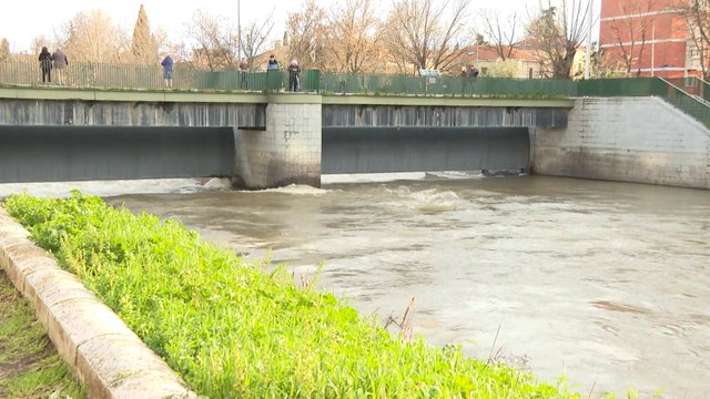 Miedo al desbordamiento del río Manzanares en Madrid: ya ha habido cortes en la M-30 y M-40