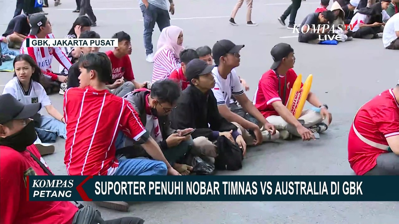 Diguyur Hujan, Begini Antusiasme Suporter Nobar Laga Timnas Indonesia Vs Australia di GBK