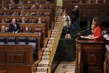 Las protestas de la bancada del Partido Popular impiden que Mónica García, ministra de Sanidad, pueda comenzar su intervención