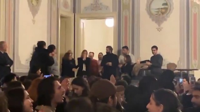 Galatasaray Üniversitesi öğrencilerinden diploması iptal edilen hocalarına destek