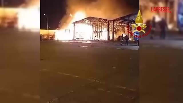 Incendio al mercato ortofrutticolo di Milano: lo scheletro dei capannoni avvolti dalle fiamme