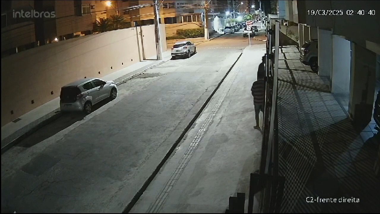 Homem invade prédio na Ponta Verde, furta bicicleta e foge durante a madrugada