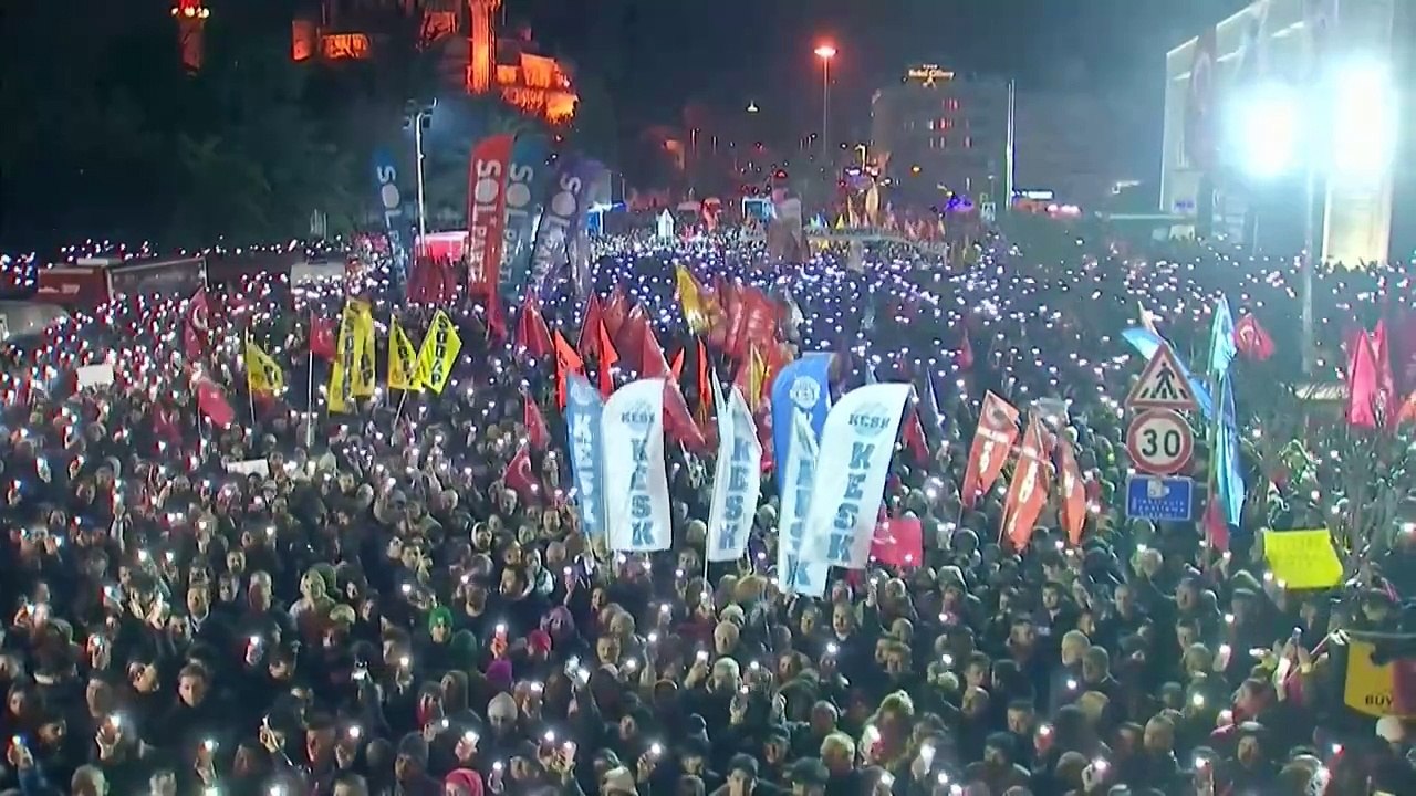 Nach Imamoglu-Festnahme: Tausende trotzen in Istanbul Erdogans Protestverbot