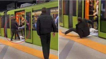 Metroda yolcuya hakaret ettiği iddia edilen kişiyi, durakta metrodan attılar