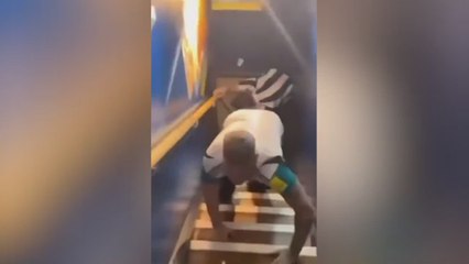 Dos ingleses ebrios, el primer título del Newcastle en 70 años y unas escaleras: es lo más viral
