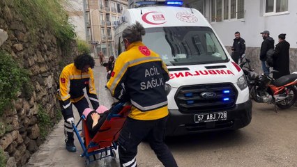 Sinir krizi geçiren kadın cama yumruk attı