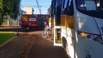 Motociclista fica ferida ao colidir com micro-ônibus no bairro Santa Cruz