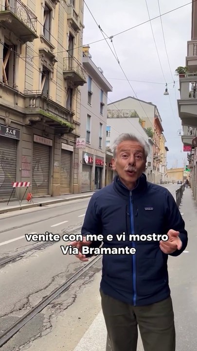 Le buche in via Bramante a Milano e l'ironia di Giovanni Storti