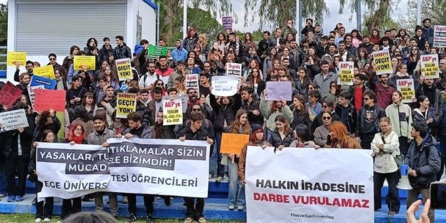Dokuz Eylül Üniversitesi’nde protesto: “Halkın iradesine darbe vurulamaz”
